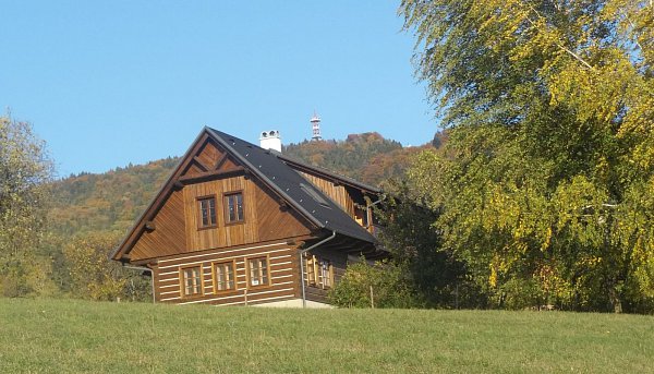 Chalupa s horou Kozákov v pozadí